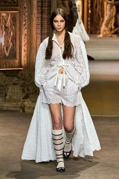Look 16